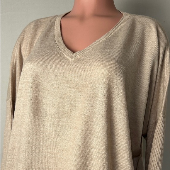 D&Co Light Tan Knit Pullover Vneck Sweater with Front Pockets Size Large - Picture 2 of 12